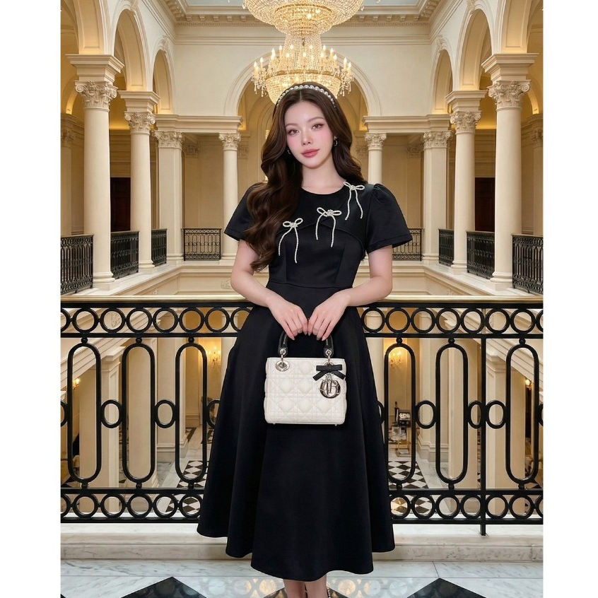 (มี3XL) Gemo Black Dress เดรสสีดำล้วนผ้าเปเป้ทรงสวย ดีเทลตัดต่อช่วงอก + เข็มกลัดเพชรโบว์ 3 ชิ้น ซิปหลัง มีซับใน