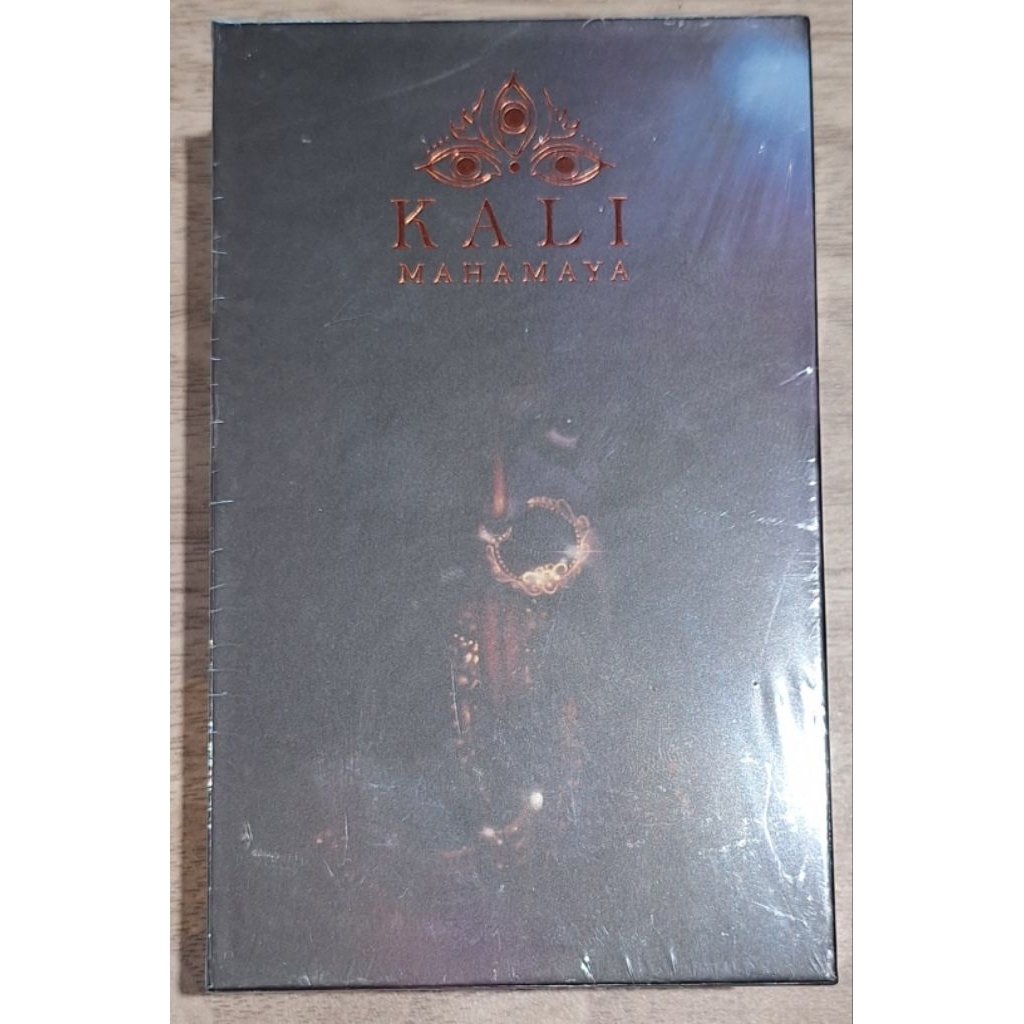ไพ่กาลีมหามายา (Kali Mahamaya Oracle Deck) ซึ่งเป็นไพ่ออราเคิลสายเทพฮินดู สร้างสรรค์โดย แม่หมอแก้ม