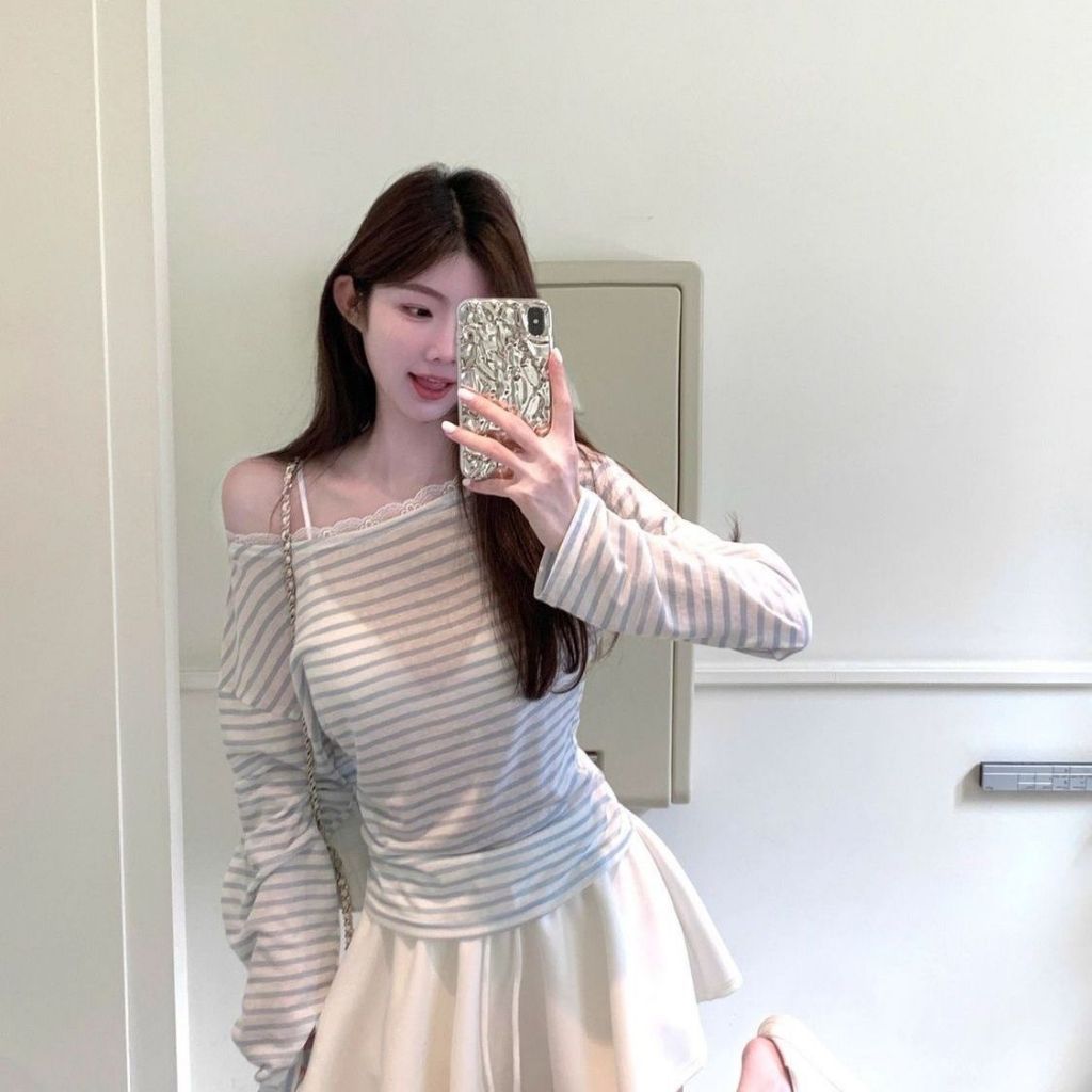 เสื้อแขนยาวลายทางสีฟ้าเปิดไหล่สำหรับผู้หญิง สไตล์ใหม่ ดีไซน์ลูกไม้เซ็กซี่ ทรงนักเรียน เปิดไหล่ ช่วยให้ดูผอมเพรียว เสื้อย