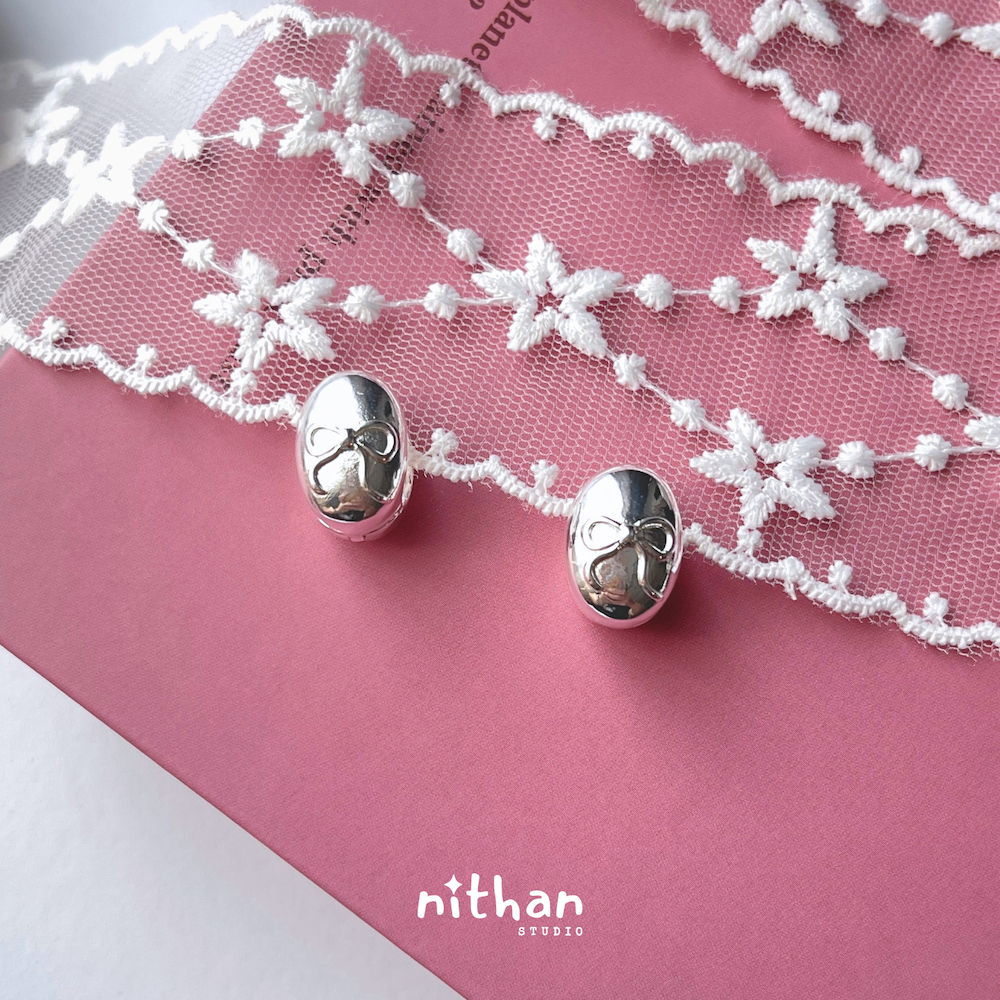 Nithan ต่างหูโบว์ทรงไข่ I Oval Ribbon Huggies Earrings I ก้านเงินแท้ 925 Silver Sterling