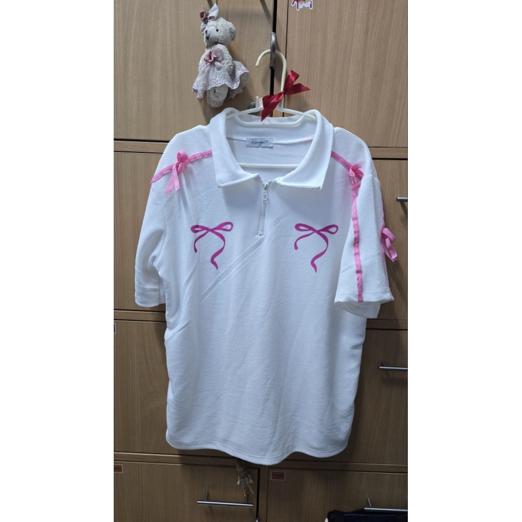 เสื้อโอเวอร์ไซส์แบ่งโบว์ผ้ายืด แบรนด์ Kwanjai (มือสอง)
