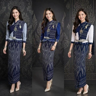 ชุดผ้าไทยอีสานประยุกต์ เสื้อไหมหม่อนแต่งแถบผ้าฝ้ายทอมือ+ผ้าถุงพิมพ์ลายต้นสนเพชรกรม+สไบ