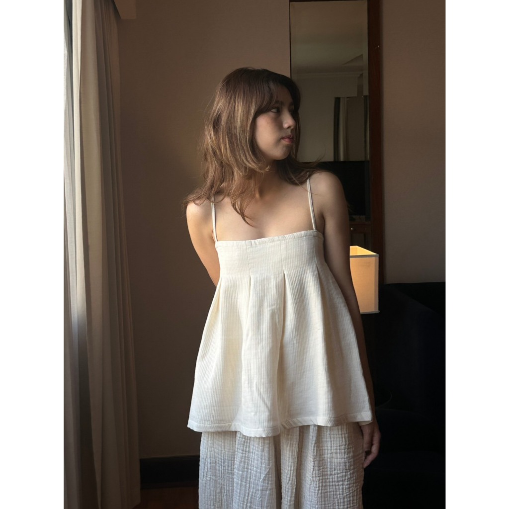 OLIVEE.co : Straight Neck Spaghetti Strap Cotton Top  เสื้อสายเดี่ยวผ้าฝ้ายสาลู 3 ชั้น