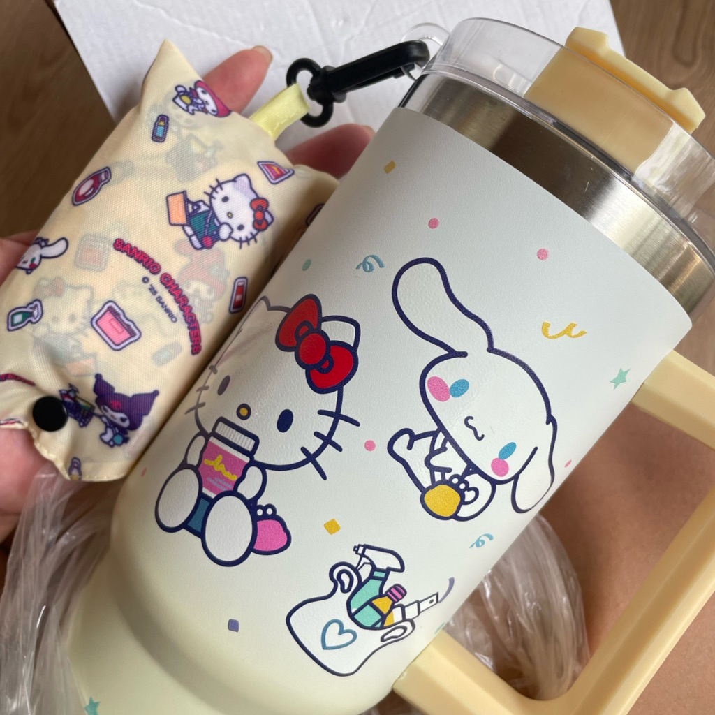 New กล่องไม่สวย : แก้วน้ำ momento hello kitty แบบจับ + กระเป๋า