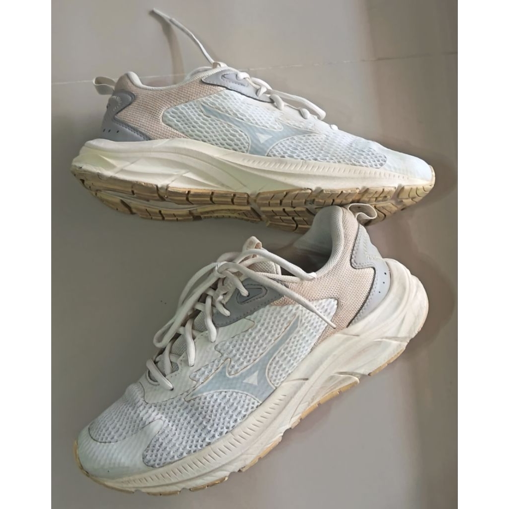 Mizuno ยาว 27 cm ของแท้ มือสอง รองเท้าผ้าใบ ใส่วิ่ง ใส่เที่ยวได้