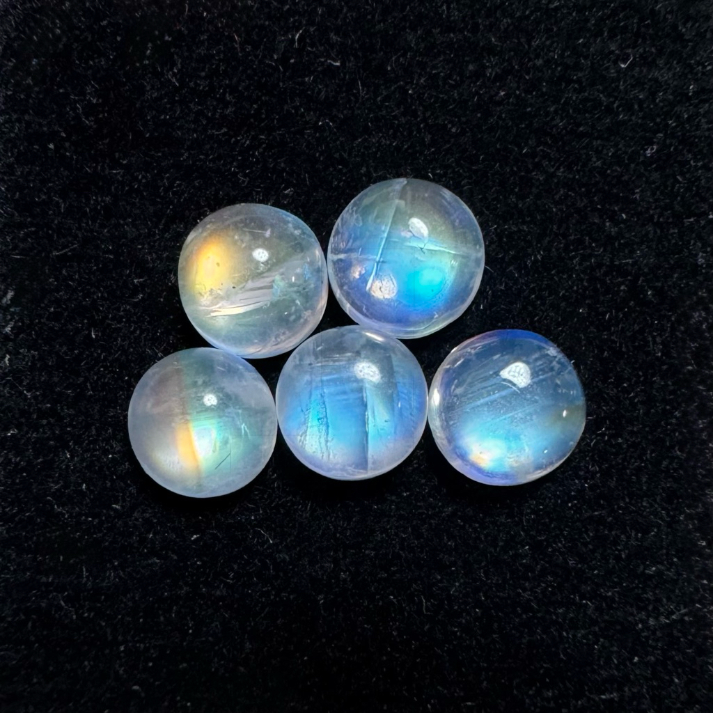 พลอยเรนโบว์มูนสโตน เจียระไนหลังเบี้ย 5 mm (Rainbow Moonstone)