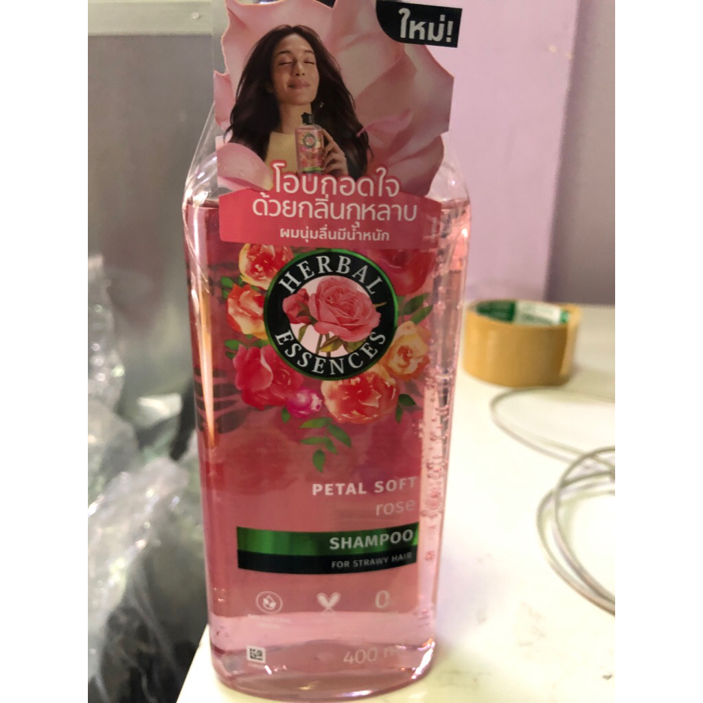 package ใหม่ กุหลาบ เฮอร์บัล เอสเซนส์ แชมพู โรส เพทัล ซอฟท์ for strawy hair 400ml