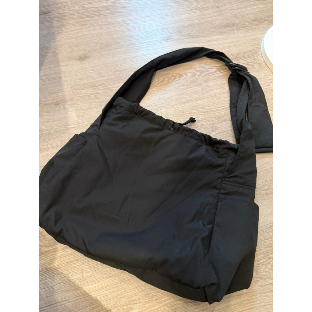 กระเป๋า uniqlo soft puffy shoulder bag uniqlo