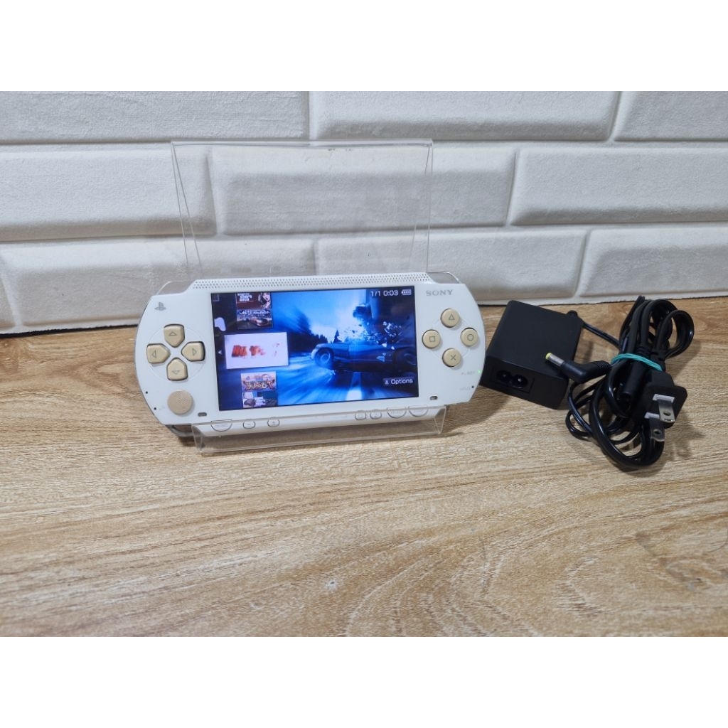 PSP สีขาว รุ่น 1000 แปลงแล้ว เมม16Gb ลงเกมpsp+ps1ไว้ 25 เกม