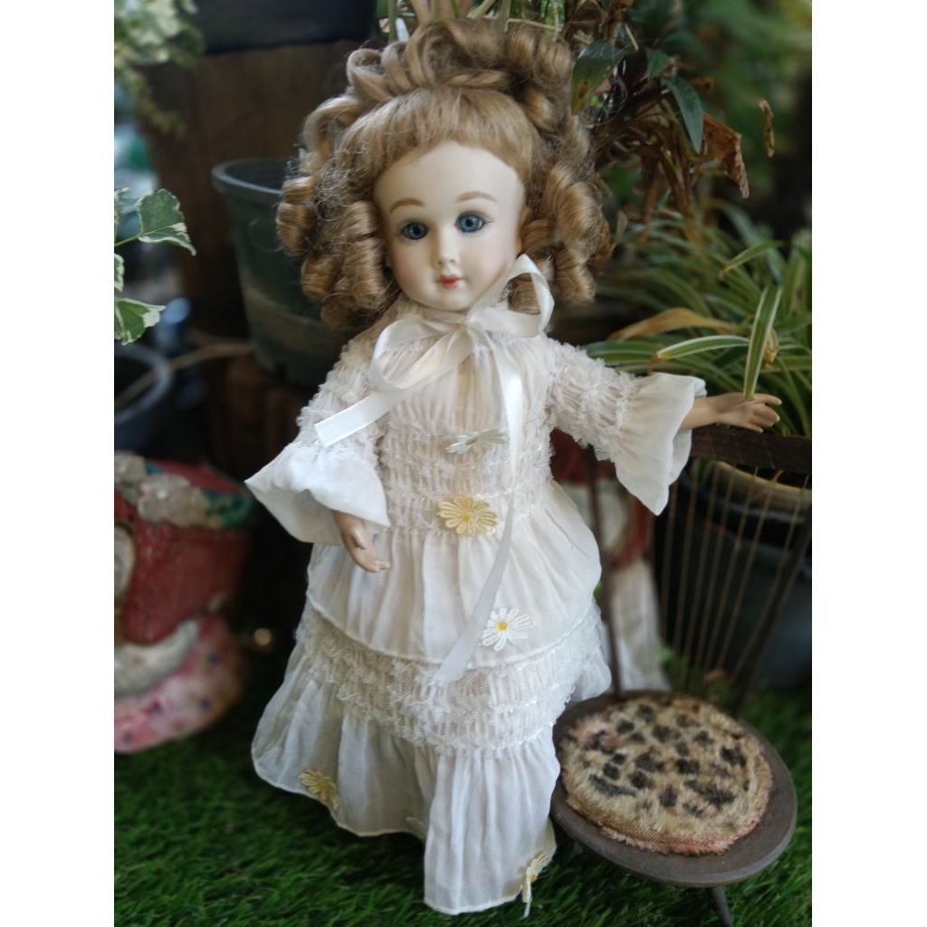 ตุ๊กตากระเบื้อง (Porcelain Doll) หรือที่มักเรียกกันว่า ตุ๊กตาบิสก์ (Bisque Doll) 