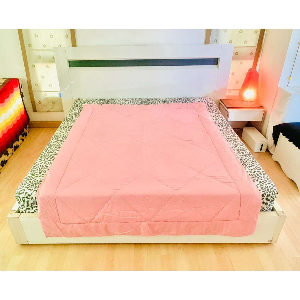 ผ้านวม (ใช้ปูรองนอนได้) ขนาด 5ฟุต สีชมพูปักลายตารางทั้งผืน ยี่ห้อ Aspasia Bedding Collection มือสองข