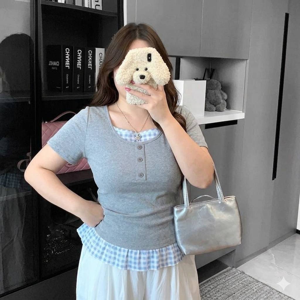 เสื้อยืดผู้หญิง สาวอวบใส่ได้ ดีไซน์หวานทรงเข้ารูป แขนสั้น แต่งผ้าซ้อนลายตารางช่วงคอและชายเสื้อ ให้ลุคดูน่ารักแบบมีมิติ