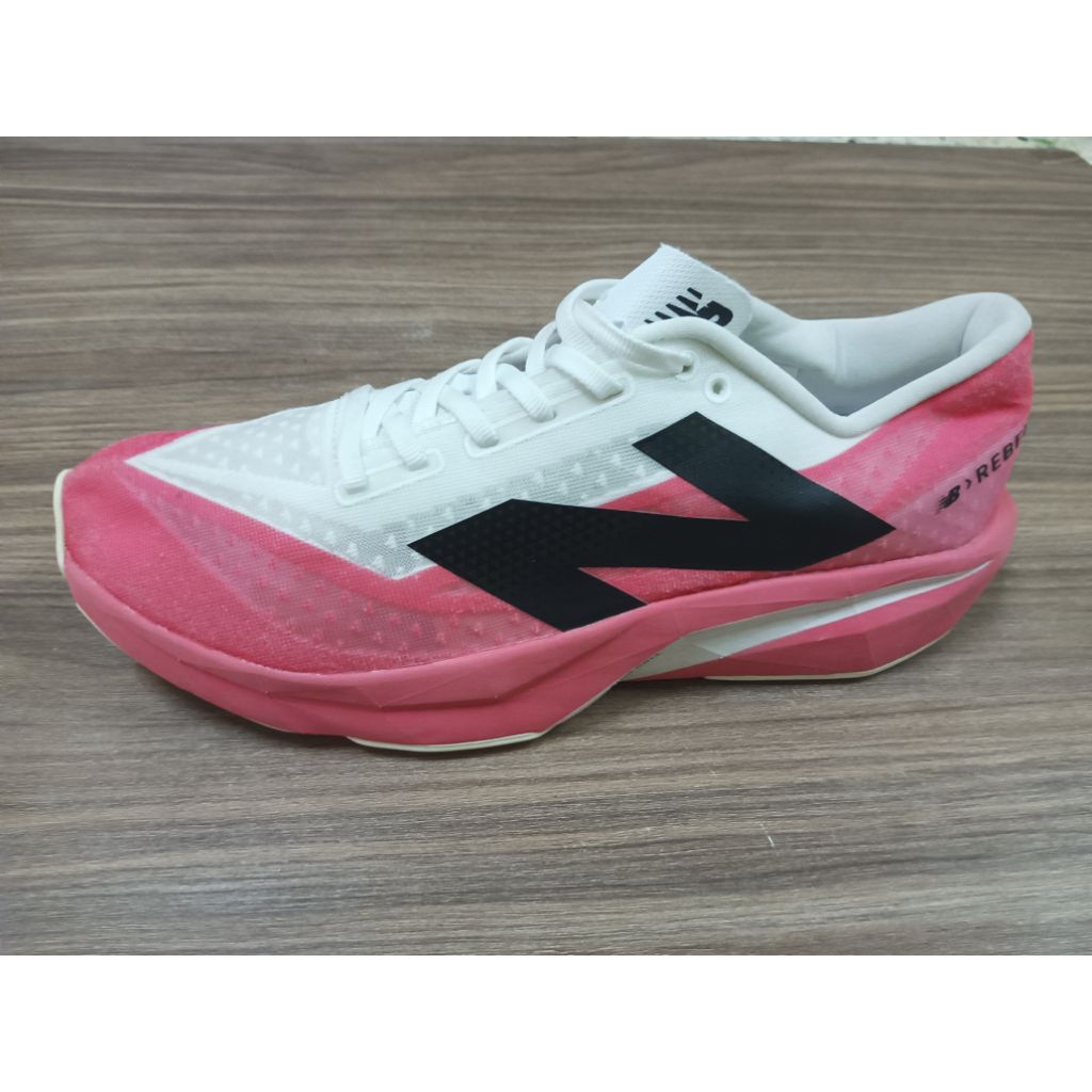 รองเท้า New Balance รุ่น FuelCell Rebel v4 (รหัสรุ่น WFCXCO4) Size US: 10UK: 9.5EU: 44CM: 28