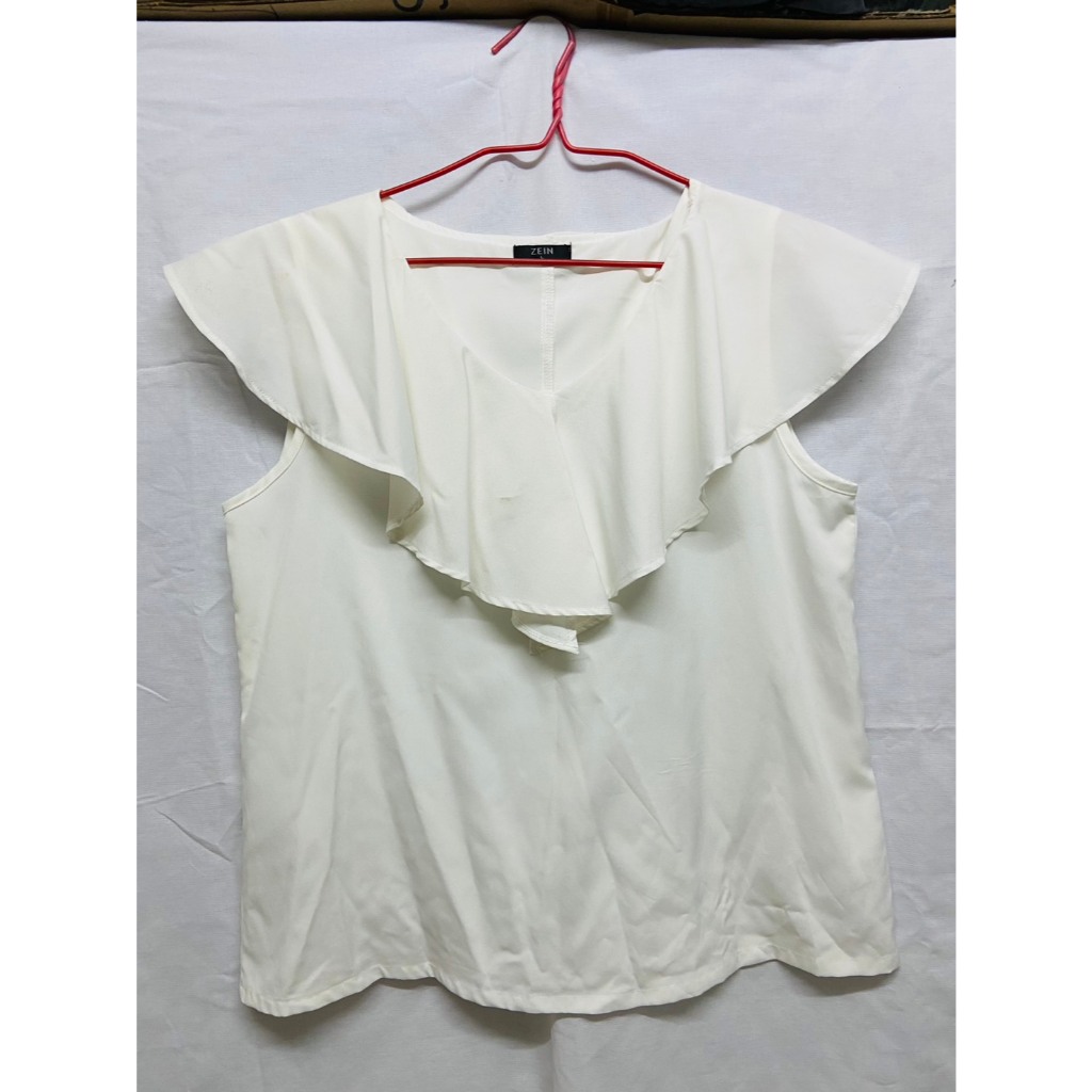 Zein เสื้อเบลาส์คอวีตกแต่งระบาย (Ruffle)