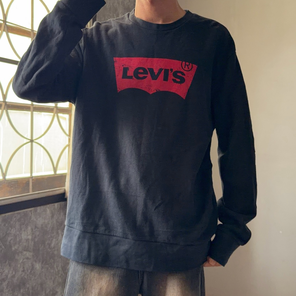 เสื้อสเวตเตอร์ levi’s มือสองแท้ (อก 48“ ยาว 28”)