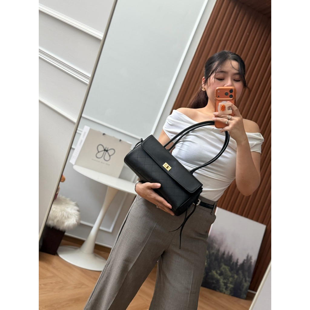 VICTORIA กระเป๋าหนังวัวแท้ ขนาด 33x15x12 ซม. เป็นกระเป๋าวัวเเท้ ที่เน้นความเรียบง่ายแต่แฝงไปด้วยความพรีเมียม ราคา ถูกที่สุด ดีลบีเคเค แกลเลอรีภาพที่ 7