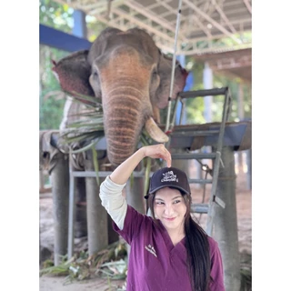 หมวกแก๊ป ปักลาย “หมอตัวเล็ก กับ คนไข้ตัวใหญ่”