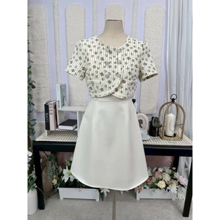 DW506 Gloria Dress ชุดเดรสสั้นละมุน ดีไซน์ช่วงบนเป็นเสื้อครอปแขนสั้นลายทางลงสลับลายดอกไม้เล็กๆ