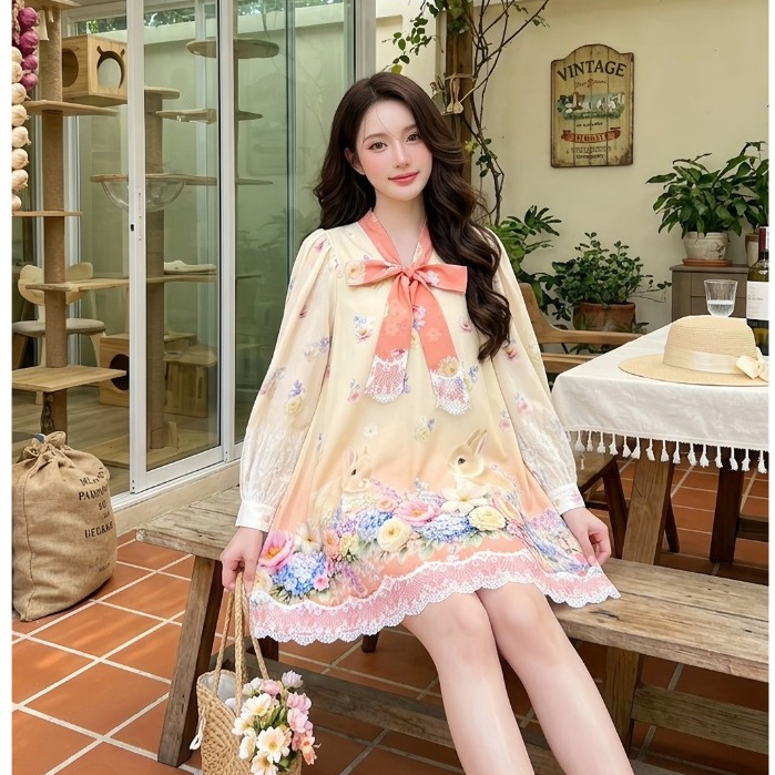 หมดห้ามกด (มี3XL) สีครีมพีช Peach Fuzz Dress เดรสทรงปล่อยผ้าชีฟองพิมพ์ลาย ผูกโบว์หน้า แขนยาว แต่งลูกไม้ ซิปหลัง