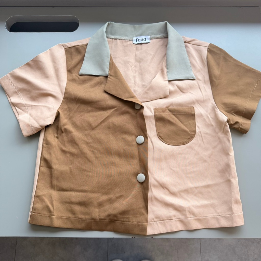 *M-L*Used(ส่งต่อ) - Fond เสื้อเชิ้ตแขนสั้นทรงครอปดีไซน์ทูโทน สีน้ำตาล-เบจ แต่งกระเป๋าหน้า