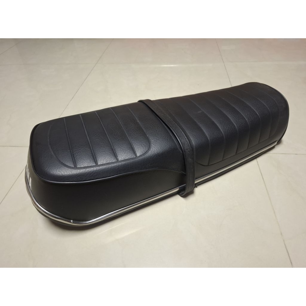 เบาะ Yamaha RX100-RX125-RD90 แบบพื้นเหล็กมีคิ้วรอบของใหม่งานเก่าเก็บ(ไม่แท้)สภาพสวยหนังเบาะไม่ขาดพร้