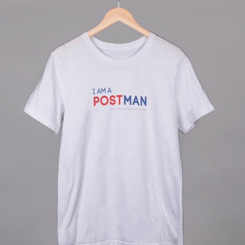 เสื้อยืดไปรษณีย์สีขาวลาย i am postman