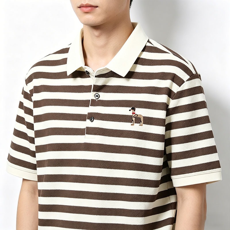 เสื้อโปโลลายทางสำหรับผู้ชาย คอปกสีเบจ ปักลายสุนัขอย่างประณีต