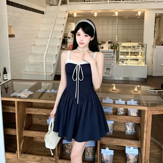 SHG พร้อมส่ง🌹ฮิตสุด เดรสสายเดี่ยว สีกรมท่า แต่งขอบลูกไม้ โบว์หน้า เอวคอด กระโปรงบาน พรางหุ่น ทรงสวย Midi dress