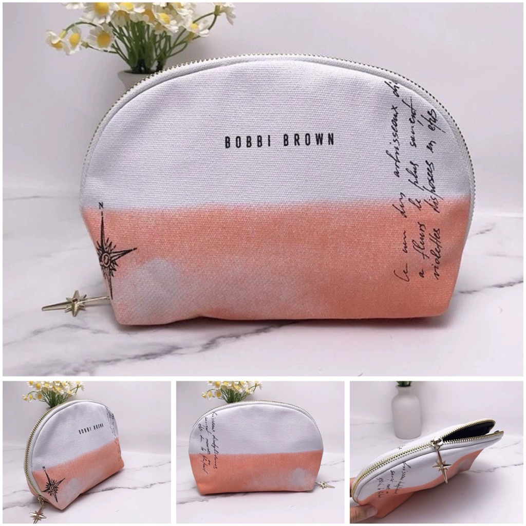กระเป๋าเครื่องสำอางบ็อบบี้ บราวน์ ของแท้100% สีส้มขาว มีโลโก้ด้านน้า ซิปสีทองดีไซน์เก๋ๆจุของได้พอสมควร ของใหม่พร้อมส่ง🧡🤍