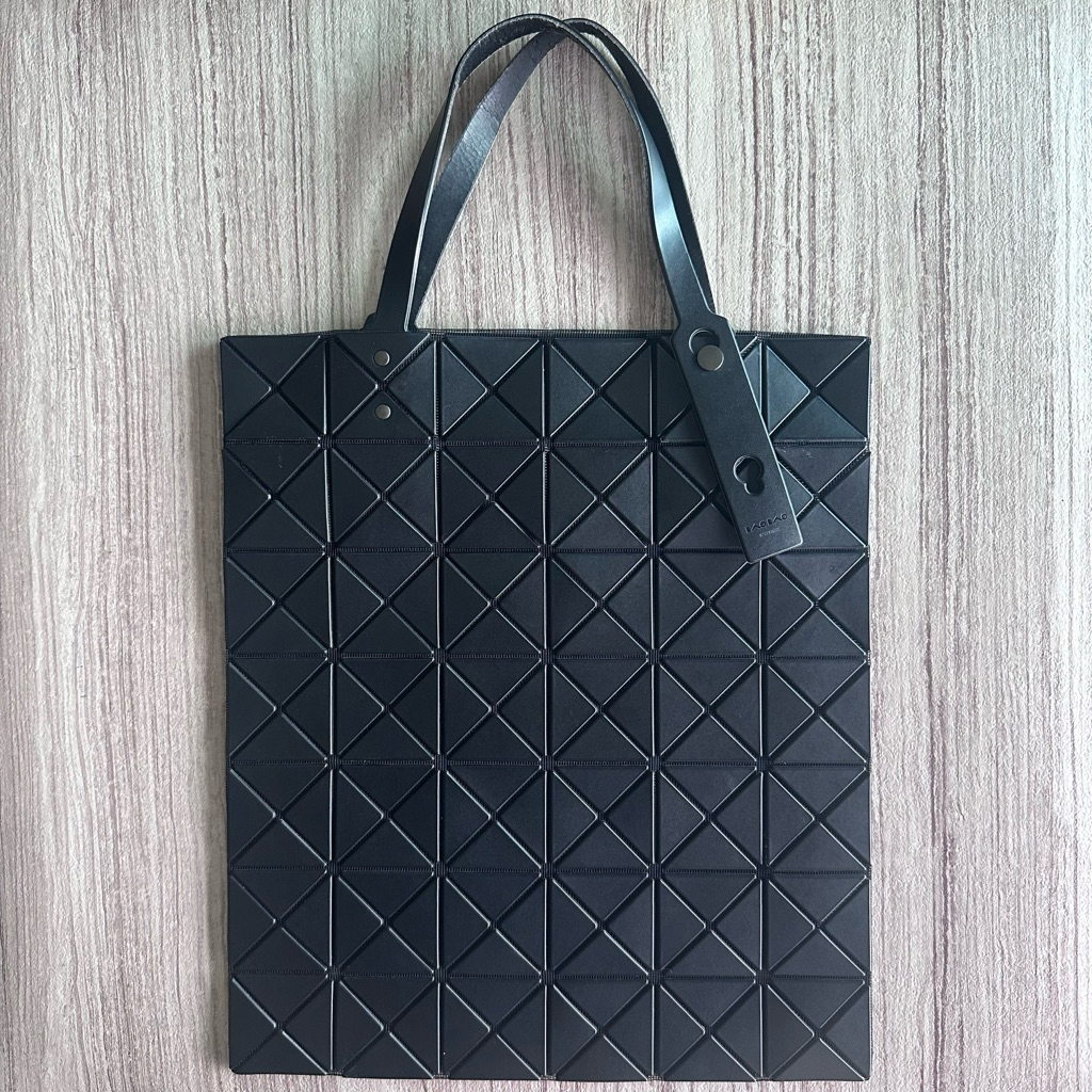 Used BAO BAO ISSEY MIYAKE LUCENT MATTE Tote กระเป๋ามือสอง สีดำ ขนาด 6x7