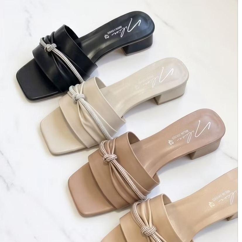 รองเท้าแฟชั่น ไซส์ใหญ่ 41 - 45 สีเบจ,ดำ,ครีม,ขาว  ดีไซน์เรียบง่าย ด้วยเพชรผูกที่สวยงามสำหรับผู้หญิงที่ชื่นชอบความทันสมัย