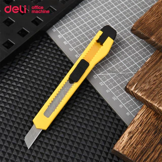 Deli คัตเตอร์พลาสติก คัตเตอร์ ใบมีดคม มีฝาปิดท้าย แข็งแรง ทนทาน ไม่เป็นสนิม เปลี่ยนใบมีดได้ Cutter