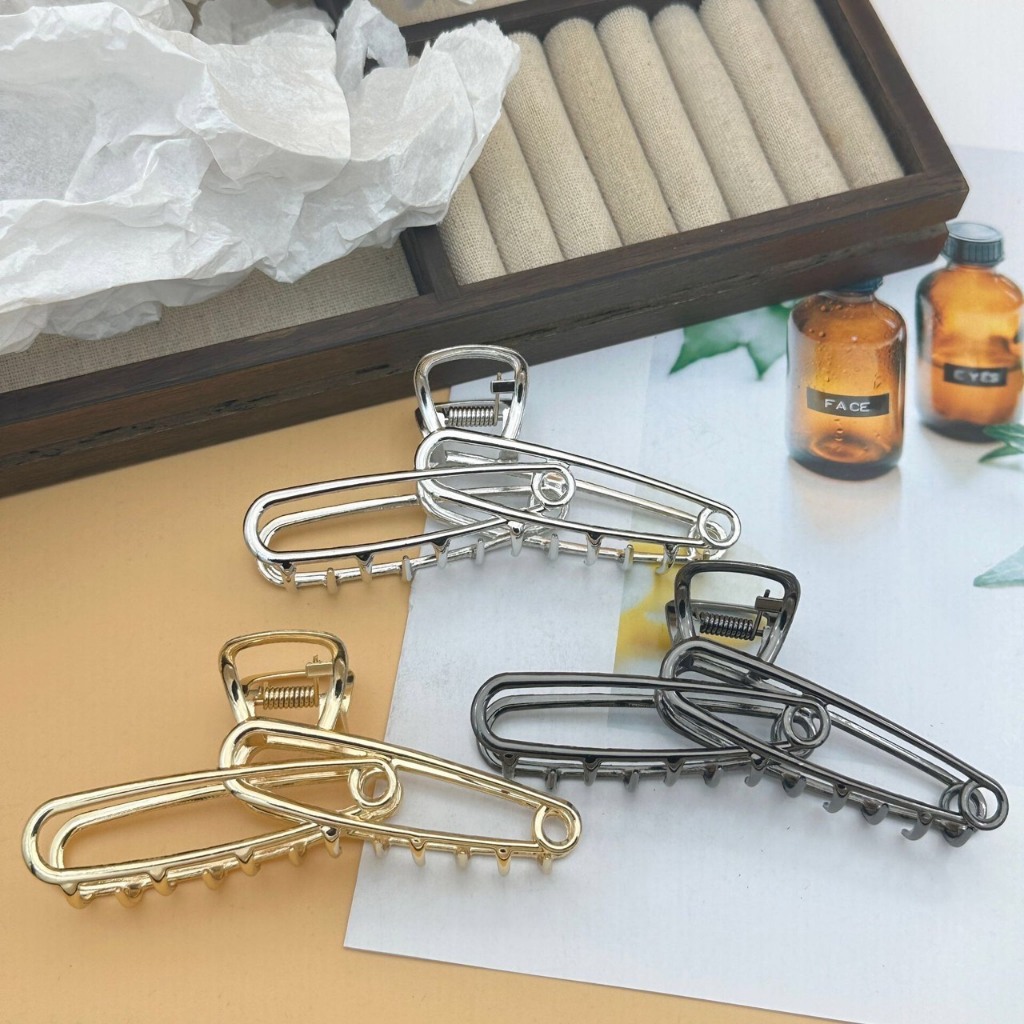 【พร้อมส่งจากไทย】 Brooch Hair Clip กิ๊บหนีบผมโลหะมินิมอลทรงเข็มกลัด กิ๊บรวบผมเกาหลี หนีบแน่นอยู่ทรง น้ำหนักเบา ใช้งานง่าย