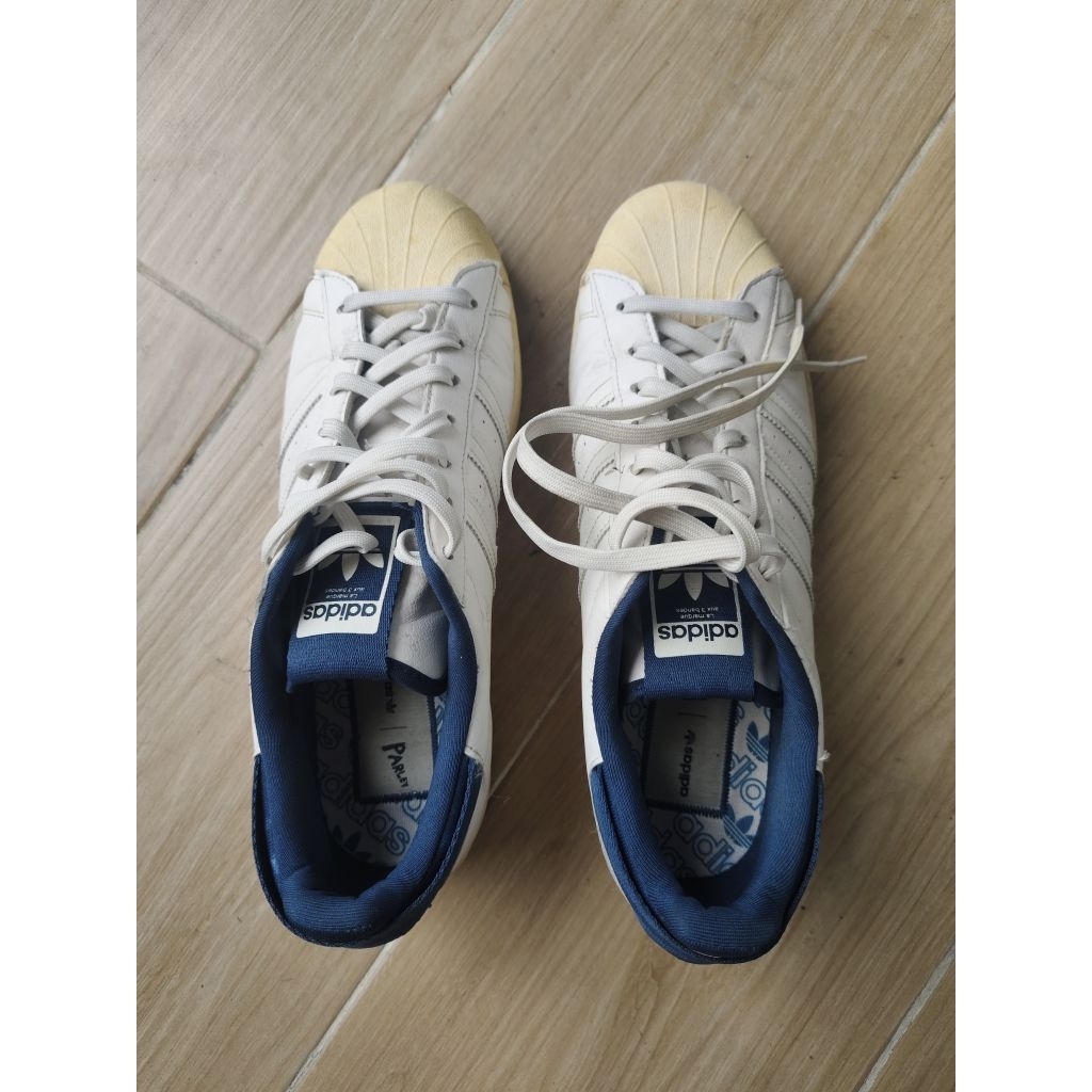 รองเท้าผ้าใบ  adidas ของแท้ ใส่น้อย Size uk 9 ครึ่ง. us 10 เหมาะกับเท้า 44 ซื้อมา 4,000 บาท