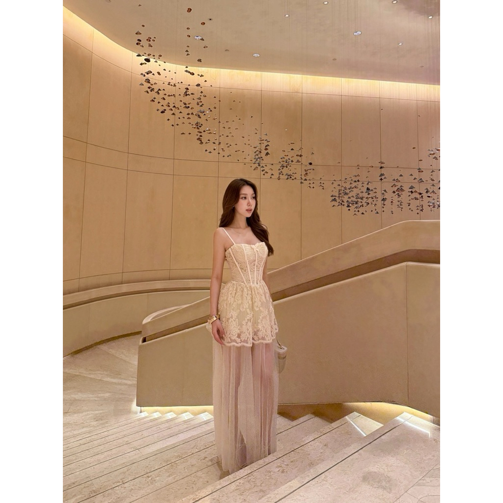 Timeless cream lace charm เดรสยาวสีครีมลูกไม้น่ารักมาก มีโครงช่วงลำตัวช่วยให้ดูผอมเพรียว เข้ารูปสุด ๆ