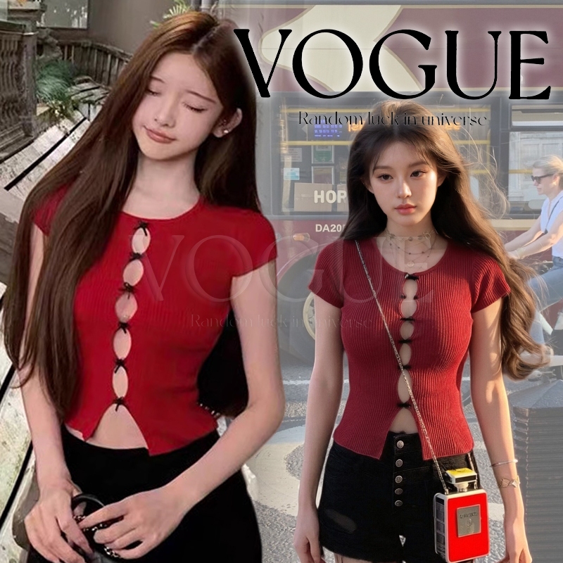 Vogue🌟พร้อมส่ง🌟 เสื้อไหมพรมคอกลมแขนสั้น ดีเทลเว้าแต่งโบว์ โทนสีแดง สไตล์สาวแซ่บแฟชั่น (31131)