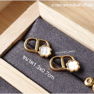 ✨ต่างหูก้านเงิน รุ่นA15 งานที่ต้องมีค่ะ วัดไม่รวมดอกไม้ขนาด(1.3x0.7cm)ค่ะ ดอกสีขาวเปลือกมุก เล็กน่ารักค่ะ งานสวยเป๊ะค่ะ✨