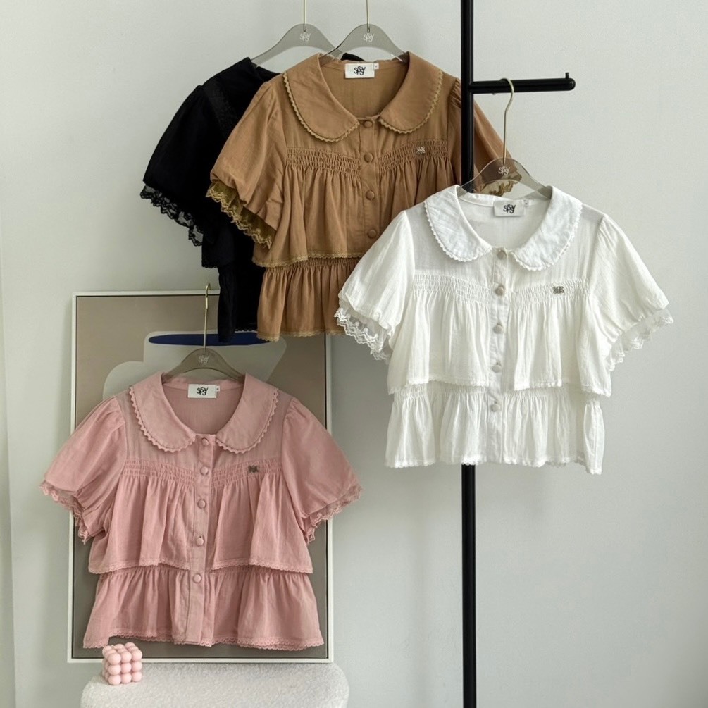 SISSY : เสื้อคอบัวแขนตุ๊กตาแต่งขอบลูกไม้ชายระบาย 2 ชั้น (S-XXL)  ผ้าลินิน เนื้อผ้านุ่มเบาใส่สบาย ให้ลุคน่ารัก