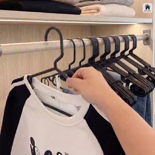 ไม้แขวนเสื้อ สีดำ 6 แพ๊ค ยกลัง 36 ชิ้น ไม้แขวนเสื้อพลาสติก ราคาถูก #No.46 x 6 ดำ
