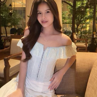 แบรนด์Valérie Off-Shoulder ชุดคลอเซ็ตขาวสไตล์ลูกไม้ ดีไซน์คอออกไหล่ พร้อมรายละเอียดกระโปรงฟรัฟฟี่น่ารัก