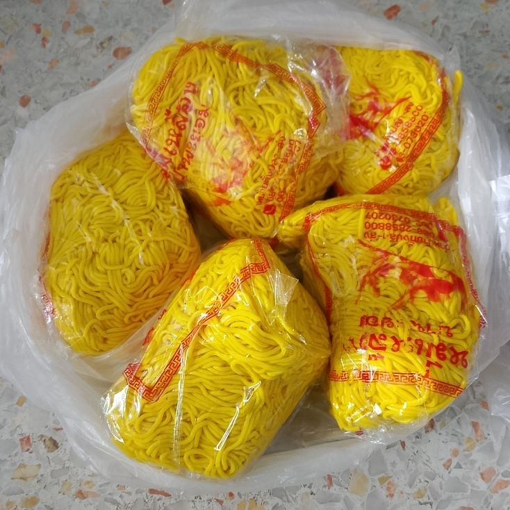 เส้นเหลืองใต้ 500 g ปรุงได้เลยไม่ต้องลวก