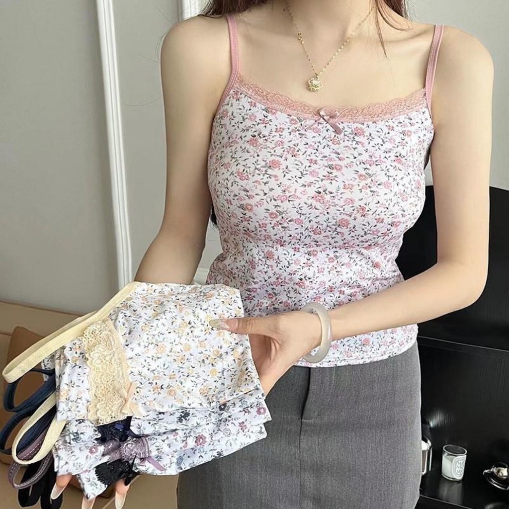 เสื้อกล้ามสายเดี่ยวลายดอกไม้เล็ก ขอบคอลูกไม้สีคอนทราสต์ ตกแต่งปมผ้าเล็ก ผ้าร่องนุ่มยืดรัดรูป มีหลายเฉดสีให้เลือก COD