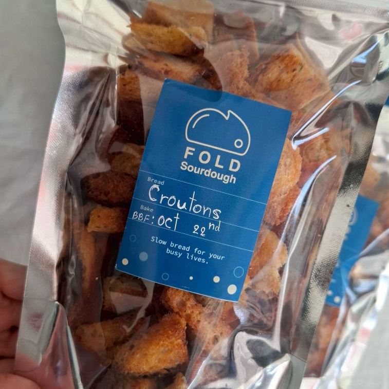 Sourdough Croutons with Garlic and Parsley - ขนมปังซาวร์โดอบกรอบกับกระเทียมและพาร์สเลย์
