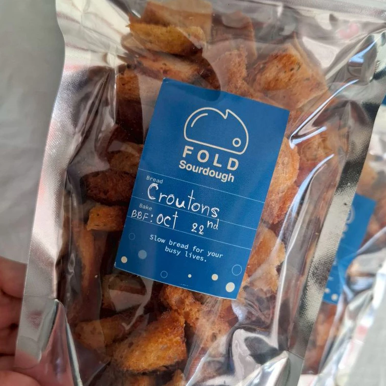 Sourdough Croutons with Garlic and Parsley - ขนมปังซาวร์โดอบกรอบกับกระเทียมและพาร์สเลย์