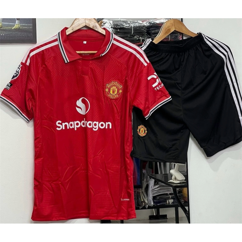 ชุดกีฬายอดนิยมประจำฤดูกาล 2025/26 👉 มีให้เลือกหลายไซส์: M, L, XL, 🗒️ 👉 ทั้งเสื้อและกางเกงขาสั้น