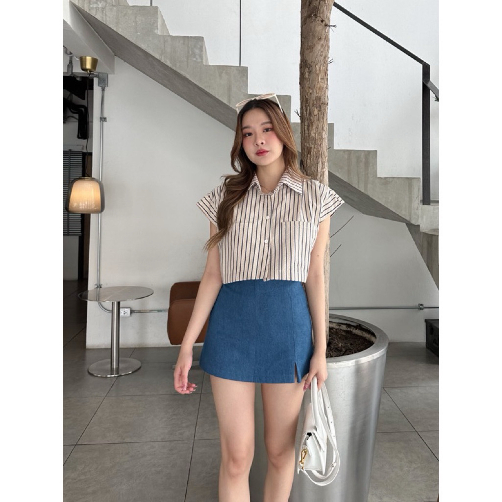 ddarling shop ส่งต่อสภาพดี✨ (ชอป390฿) เสื้อเชิ้ตครอปคอปกแขนกุดจับจีบ สี nude ลายทางตั้ง รุ่น mabel c