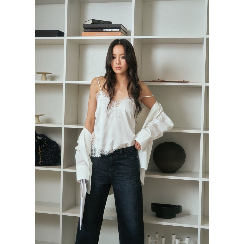 ส่งต่อ Fabrique.co - Ava Lacie Top สีขาว และกางเกง Low waist Essential jeans