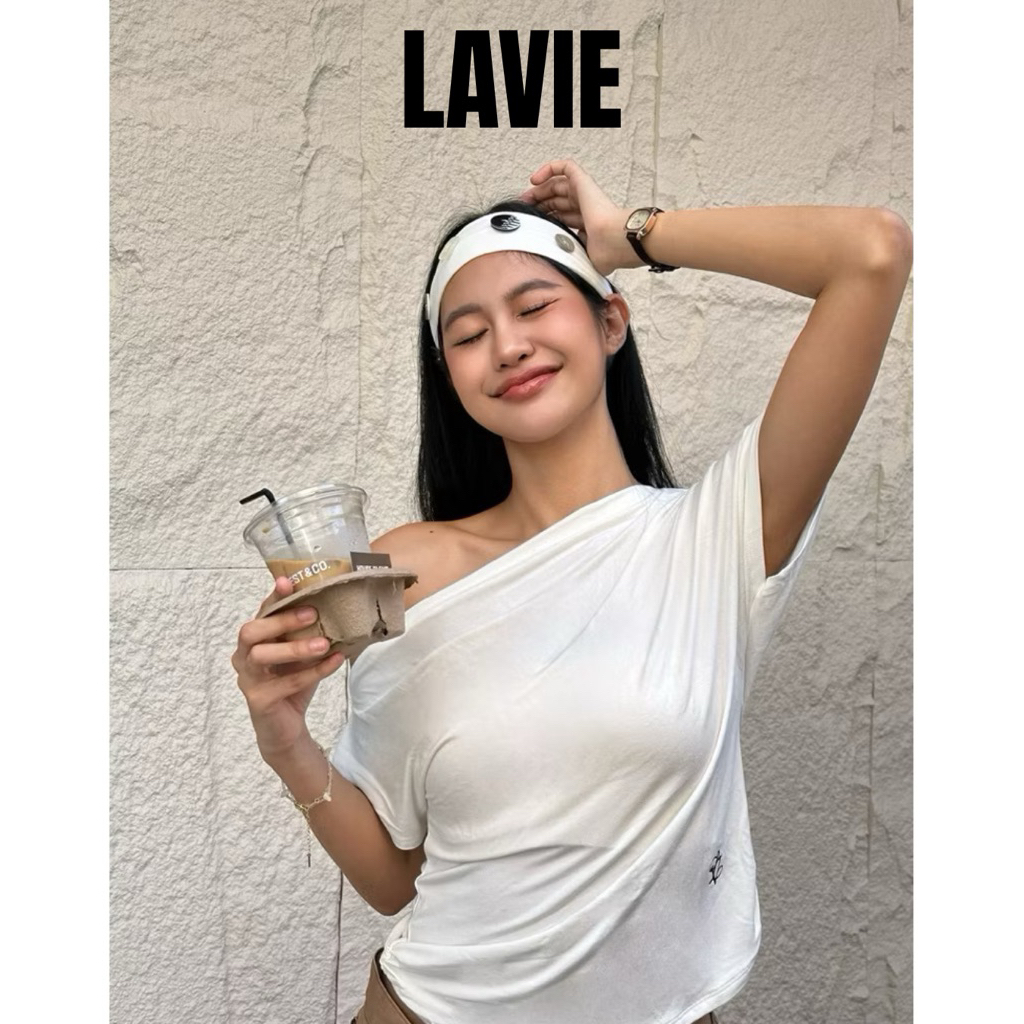 LAVIE - MUSE CURVE TOP 🖤 | เสื้อปาดไหล่ดีเทลปัก จีบย่นตรงเอว (ใส่ได้ 2 แบบ เปิดไหล่ได้ทั้งซ้าย-ขวา)