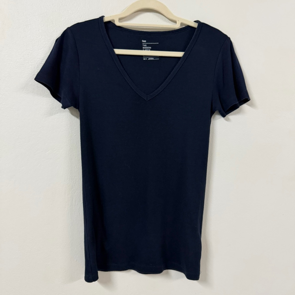 Gap The Modern V-Neck เสื้อยืดสีดำคอวี ผ้านิ่ม ระบายอากาศได้ดี เสื้อมือสอง
