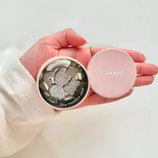 GARNET 🌱Garden of Tiny Dreams Matcha Sifting Weight Set – [เซต 5 ชิ้น] ลูกร่อนมัทฉะลายสวนดอกไม้ พร้อมกล่องเก็บสีชมพู